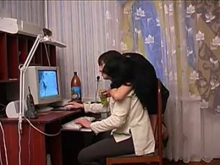 video горячая мама отвлекла сына от компьютера sex
