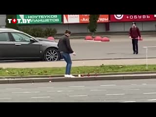 video женщина сбивает ногами лампадки установленные в память о романе sex