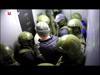 video бандиты везут задержанного на площади перемен 15 ноября один из них ударил мужчину в лицо sex