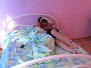 video дружеский семейный секс на мягкой постели sex