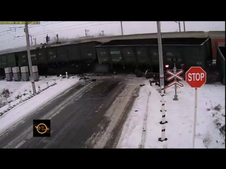 video два поезда сбивают грузовик казахстан страшная авария шокирующее видео 2014 sex