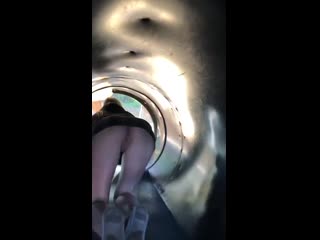 video рачком без трусов ползет в трубе в мини юбке sex