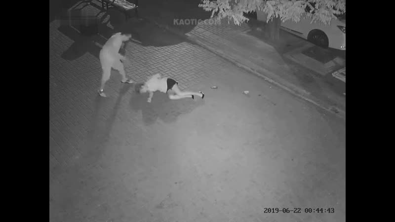 video нападение маньяка попало на камеры наблюдения sex