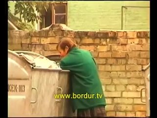 video скрытая камера бомж в мусорном баке поспать не дают sex