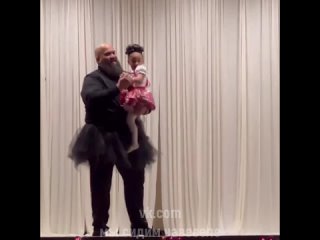 video папа пришел поддержать дочь на праздничном утреннике sex