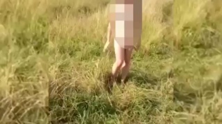 video молодые издевались над подругой заставляя есть землю с ног и танцевать в обнаженным виде sex