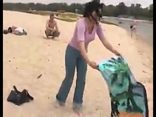 video женщина без комплексов сняла на пляже нижнее белье sex
