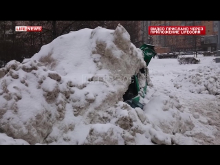 video коммунальщики на тракторе раздавили автомобиль расчищая снег в москве sex