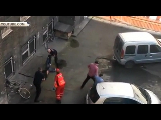 video полицейские в польше избили выпавшего из окна мужчину велосипедом и шваброй sex