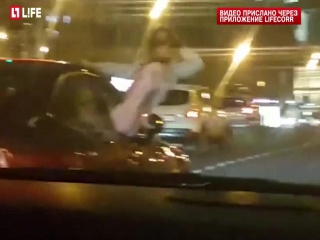 video девушка рискуя жизнью прокатилась снаружи лексуса по центру москвы sex