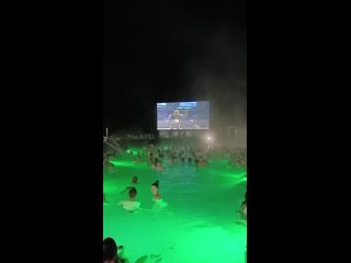 video в польском аквапарке устроили бесплатный показ шрека sex