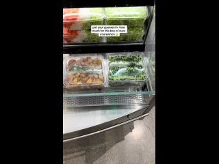 video в америке в популярной сети продуктовых магазинов erewhon начали продажу 1 25 кг нарезанных огурчиков за sex