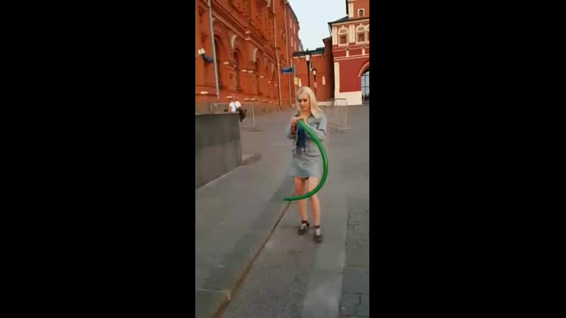 video блондинка заглатывает на красной площади длинный шар полностью лучшая глотка россии далеко sex