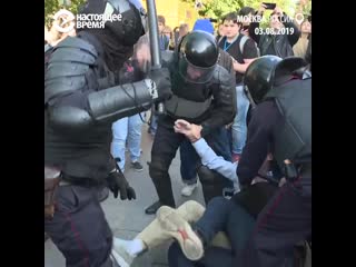 video полицейские избивают лежащих на земле людей протесты в москве sex