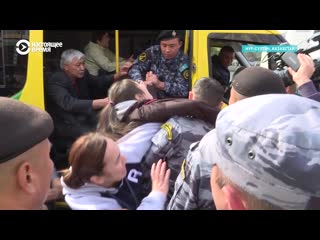 video женщина пытается отбить свою дочь у полиции в нур султане sex