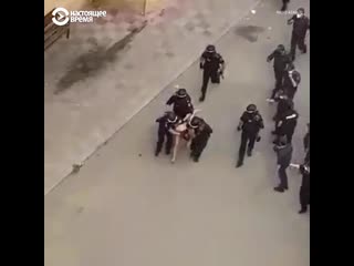 video в баку рота полиции задерживала 11 человек они бросали мусор в полицейских sex