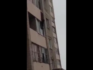 video молодые смеялись над женщиной висевшей на балконе четвертого этажа sex