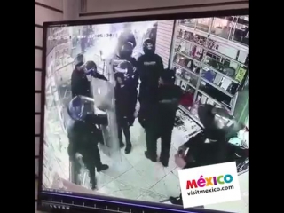 video полицейские попались на краже телефонов во время рейда sex