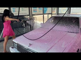 video почти голая и смешная девушка первый раз на мойке самообслуживания sex