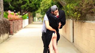 video kissing prank muslim edition целует мусульманок sex