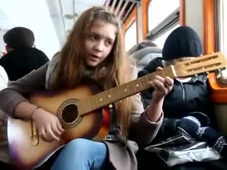 video русская девушка поет je veux под гитару в электричке юля колтышева sex