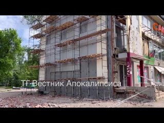 video частично разрушенный после прилетов himars торговый центр на пр ильича восстанавливают несмотря на серьёзные sex