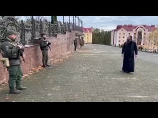video сирот выгоняют из украинского монастыря чтобы заселить туда солдат всу рано утром отряд спецназовцев с автоматами sex