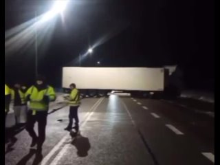 video тройка хохлам сегодня открыли границу на 10 минут польская машина сломалась по братски единственная граница котору sex