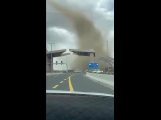 video торнадо обрушился на город абху в саудовской аравии очевидцы опубликовали кадры природного явления в соцсетях sex