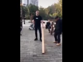 video дедушка показывает молодому парню как поднять доску одной рукой sex