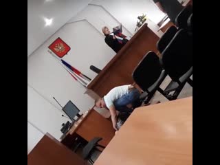video судья зачитывать приговор человеку который лежит без сознания после инсульта в зале суда sex