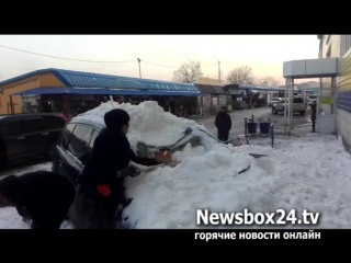 video автомобиль на который рухнуло около сотни килограмм снега остался без лобового стекла и крыши sex