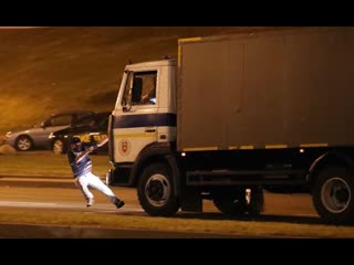 video автозак сбил протестующего в минске лежачего начали закидывать гранатами sex