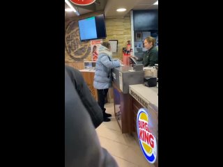 video в burger king пьяная шальная императрица устроила замес с сотрудницей фаст фуда сначала она пыталась узнать её фио sex