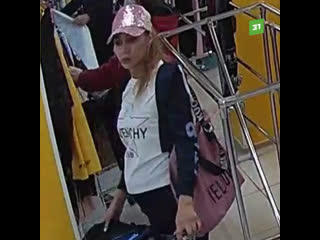 video карманница прикрываясь платьем опустошила сумочку покупательницы sex