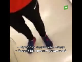 video покупатель поднять футболку сзади вы просите меня раздеться sex