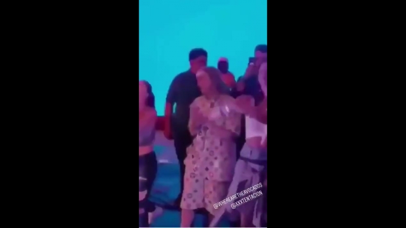 video billie eilish и bhad bhabie плачут под трек xxxtentacion новая школа sex