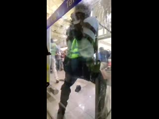 video гонконг штурм аэропорта протестующие нападают на полицию sex