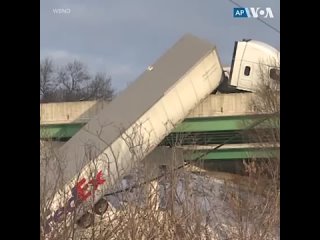 video в штате индиана на скользком шоссе попал в аварию магистральный грузовик sex