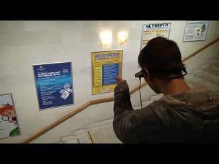 video руслан стоя на лестнице показывает на афиши висящие на другом этаже sex