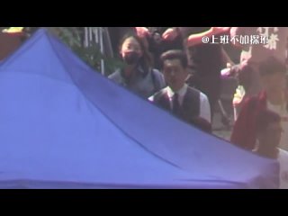 video zhuyilong baiyu 1921 чжу илун бай ю появились на съемочной площадке в белых рубашках и жилетах sex