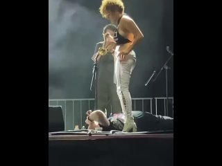 video вокалистка группы brass against софия уриста помочилась на лицо фаната прямо во время выступления sex