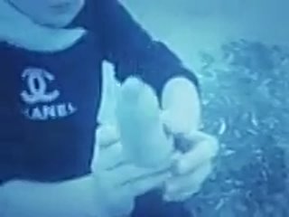video две молодые дуры играются с презервативомнасыпая туда песок и давая это дрогой маленькой девочке sex