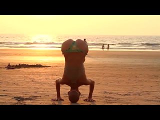 video yoga sex on the beach эту девушку я увидел на пляже и незаметно начал снимать потом она увидела меня но ничего не sex