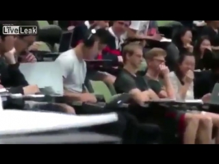 video спалился студент забыл подключить наушники и лючил порно на лекции sex