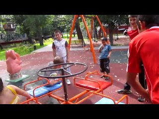 video девочку раскрутили так что она вылетела sex