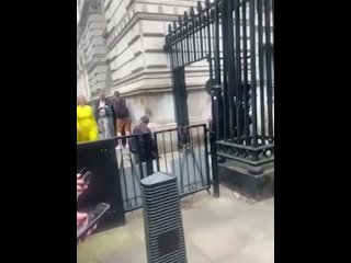 video член британского парламента андреа дженкинс показала протестующим средний палец sex