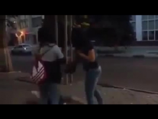 video девушка вырубила дрыща женщина вырубила нокаут одним ударом уличная драка sex