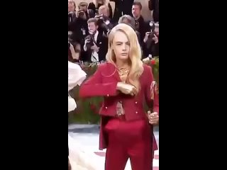 video золотая грудь кары делевинь на met gala sex