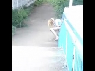 video в жопу пьяная лезет через забор sex